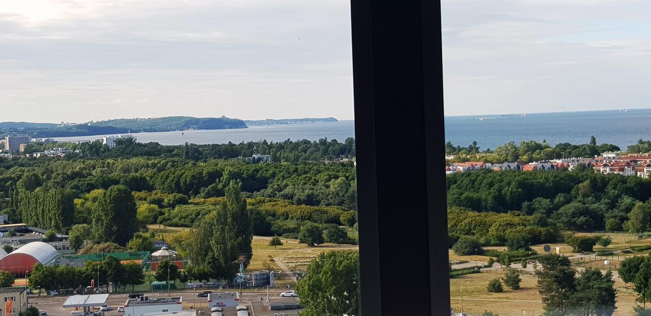 16th Floor View On The Sea And City. 15 Minutes Walk To The Beach. Leilighet *
