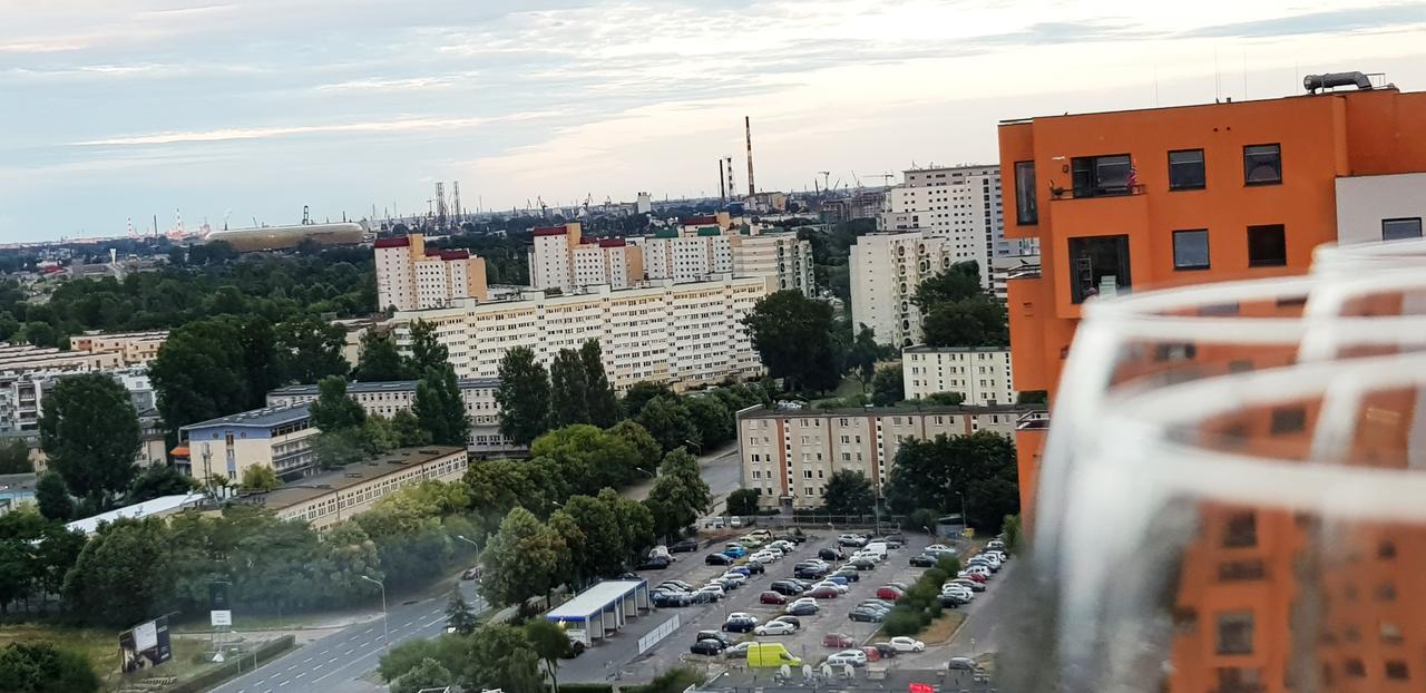 16th Floor View On The Sea And City. 15 Minutes Walk To The Beach. Leilighet *