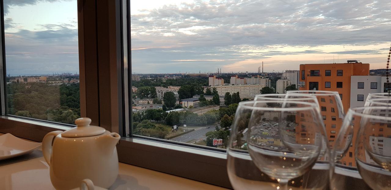 Leilighet 16th Floor View On The Sea And City. 15 Minutes Walk To The Beach.