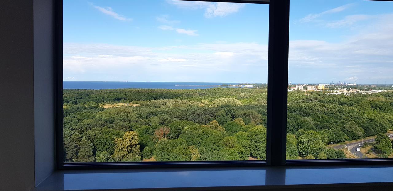 16th Floor View On The Sea And City. 15 Minutes Walk To The Beach. Apartment